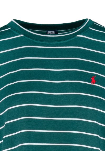 Camiseta verde a rayas con rayas horizontales blancas, escote redondo y un pequeño logo de polo rojo en el pecho izquierdo. Material de algodón.