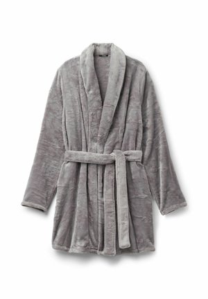 Robe de bain en peluche gris avec col châle, manches longues et ceinture à nouer. Texture douce et longueur moyenne, fabriquée dans un tissu douillet et pelucheux.