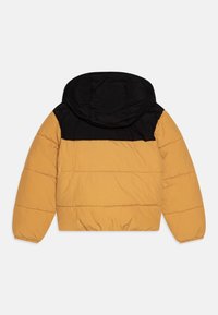 Kurtka puchowa z czarnym kapturem i górną częścią oraz musztardowożółtą dolną częścią, pikowanym wzorem i elastycznymi mankietami.