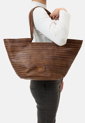 Sac fourre-tout en cuir marron avec un design en relief texturé, doté de longues poignées et d'une petite plaque de marque sur le côté.