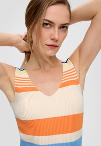 Rippstrick-Ärmelloses Oberteil mit V-Ausschnitt, das horizontale Streifen in Orange, Creme, Gelb und Blau aufweist. Ausgeprägte Textur auf einem figurbetonten Schnitt.