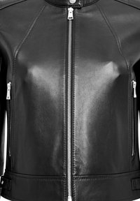 Giacca di pelle nera con colletto alto, chiusura frontale con zip e due tasche laterali con zip. Tessuto morbido con dettagli di cucitura.