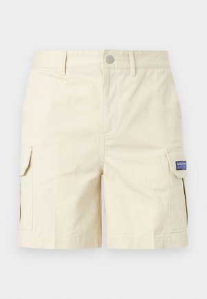 Beige cargoshorts med knappeåpning foran, beltehemper og klafflommer på hver side, hvorav en har en Red Bull Racing-logo.