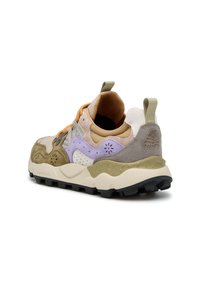 Obuv kombinující světle béžové, purpurové a olivově zelené materiály. Texturované povrchy s perforacemi a kontrastními tkaničkami. Silná černá podrážka.