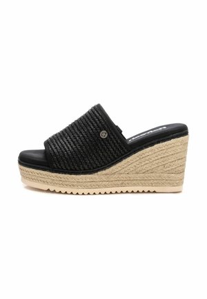 Sort vævet kilehæl sandal med åbent tåparti, beige fletplatformsål og lille metalisk logo på den øverste rem.