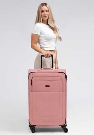 Roze stoffen koffer met een textuurafwerking, zwarte ritsen, vier wielen en een uitschuifbare handgreep. Bevat een voorvak met logo.