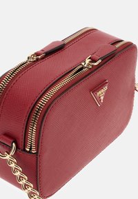 GUESS Originals Borsa A Tracolla A Forma Di Fotocamera – Rossa, In Materiale Leggero Con Logo E Tasche Organizzative