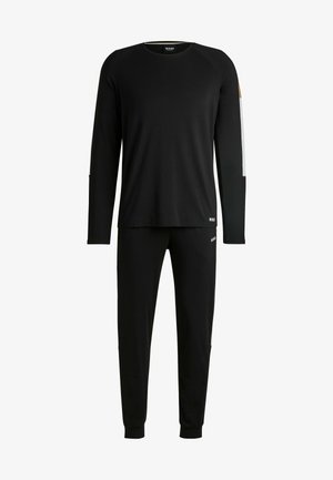 Sort langærmet top og matchende bukser lavet af blødt stof. Toppen har kontrasterende striber, logo detaljer på begge dele og ribbede manchetter.