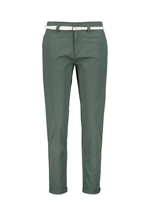 Pantaloni verde slim-fit con risvolti arrotolati e cintura intrecciata bianca infilata nelle passanti su uno sfondo neutro.