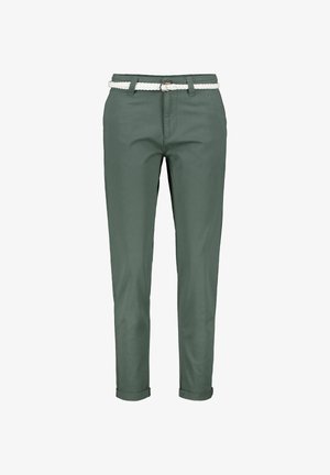 Pantaloni verde slim-fit con risvolti arrotolati e cintura intrecciata bianca infilata nelle passanti su uno sfondo neutro.