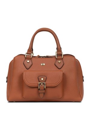 Sac à main en cuir marron texturé avec double poignée, poche avant à boucle et ferrures dorées sur fond blanc.