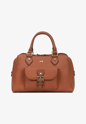 Sac à main en cuir marron texturé avec double poignée, poche avant à boucle et ferrures dorées sur fond blanc.