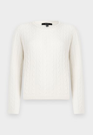 Witte kabelgebreide trui met lange mouwen, een ronde halslijn en een decoratieve parelaccent bij de kraag. Zachte textuur en aansluitend ontwerp.