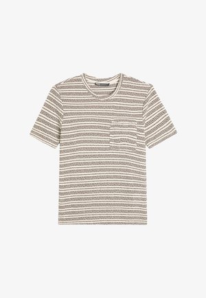 T-shirt a righe a maniche corte in tonalità beige e marrone scuro. Presenta una tasca sul petto, scollo rotondo e una texture morbida.