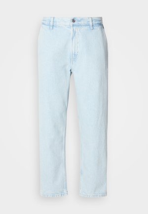 Jeans dritti azzurri, con passanti per cintura e chiusura con bottone, mostrati distesi su uno sfondo bianco.