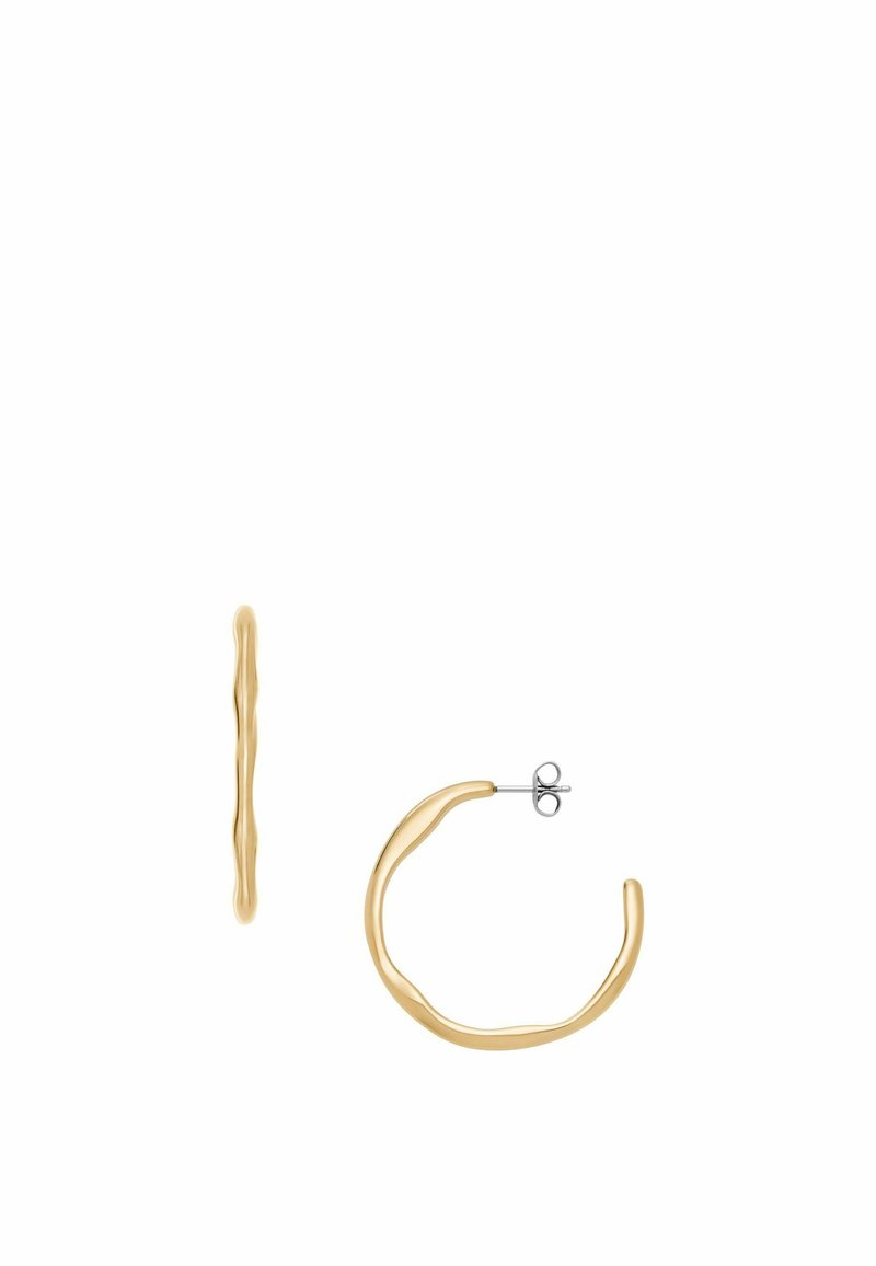 Guldtonade hoops med en vågig design och polerad yta. Inkluderar en säker stiftknäppning och mäter ungefär 3 cm i diameter.