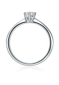 Anello di fidanzamento in argento con diamante a taglio rotondo, caratterizzato da una montatura a quattro griffe e una fascia liscia e lucida con una finitura riflettente.