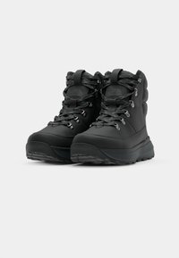 Czarne wodoodporne buty trekkingowe z fakturowaną powierzchnią, wzmocnionymi oczkami, płaskimi sznurowadłami i wytrzymałą podeszwą zapewniającą przyczepność.