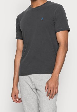 Mørkegrå bomulds t-shirt med rund halsudskæring, korte ærmer og blåt broderet logo på brystet. Blød tekstur, afslappet pasform.