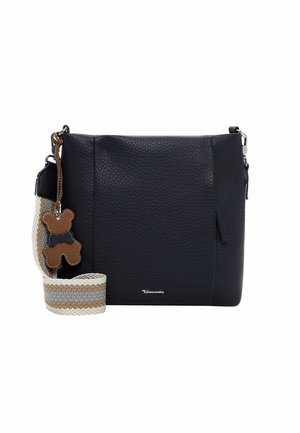 Melna teksturēta ādas plecu soma ar platām bēša un pelēka svītrota auduma siksnu un pievienotu brūna lāča atslēgu piekariņu.