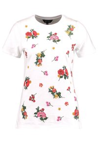 Hvid kortærmet t-shirt med flerfarvet blomsterbroderi i røde, pink, gule og grønne mønstre over stoffet.