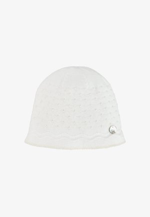Gorro de punto blanco con una textura sutil de puntos, patrón ondulado cerca del borde y un pequeño emblema metálico redondo en el lateral.