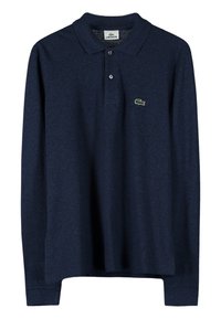 Polo bleu marine à manches longues avec deux boutons et un petit logo crocodile vert sur la poitrine gauche.