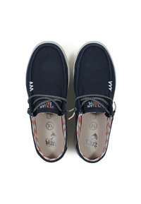 Marinefarbene Slipper aus Canvas-Obermaterial, mit elastischen Schnürsenkeln und kontrastierendem gemustertem Futter. Abgerundete Zehenpartie und graue Gummisohle.