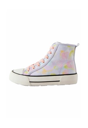 Hochschaft-Sneaker aus helllila Stoff mit einem floralen Muster in Pastellfarben. Weiße Zehenkappe und schwarze Gummisohle mit rosa Schnürsenkeln.