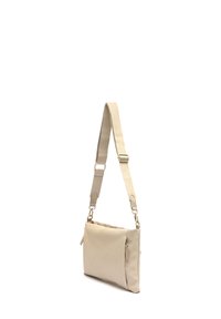 Borsa beige con finitura morbida e testurizzata. Presenta una tracolla in tessuto regolabile e una tasca laterale con zip. Design rettangolare minimalista.