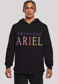 Čierna mikina s kapucňou s textom "PRINCESS ARIEL" v rôznych pastelových farbách. Materiál vyzerá jemne; obsahuje prednú vrecko a kapucňu.