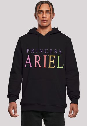 Černá mikina s kapucí s nápisem "PRINCESS ARIEL" v několika pastelových barvách. Materiál vypadá jemně; obsahuje přední kapsu a kapuci.