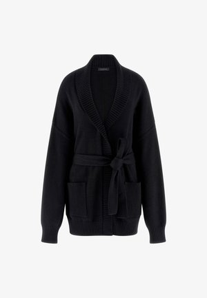 Fekete kötött kardigán sálgallérral, hosszú ujjakkal, nagy elülső zsebekkel és megkötős derékövével. Bordás mandzsettákkal és aljjal rendelkezik.