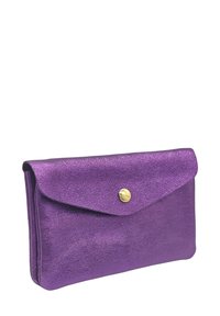 Pochette en cuir violet avec une surface texturée, rabat repliable et fermeture à pression dorée. Compacte et de forme rectangulaire.