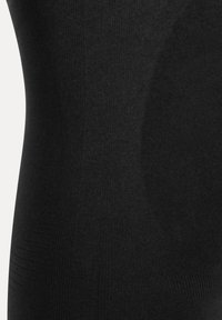 Schwarze enganliegende Leggings mit strukturierter Oberfläche und dezenten, gerippten Mustern, die ein glattes, elastisches Stoffdesign zeigen.