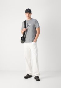 Calvin Klein Jeans HERO MONOGRAM TEE - T-shirt con stampa - medium grey heather