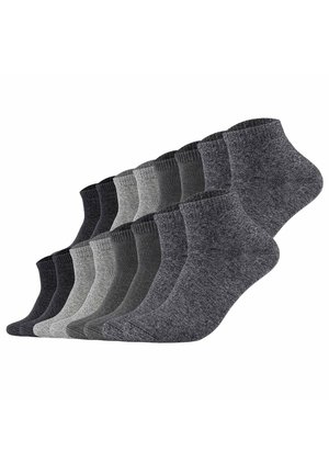 Diez pares de calcetines hasta el tobillo dispuestos en una fila, mostrando varios tonos de gris y negro.