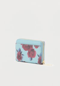 Portofel albastru deschis cu model floral roșu și violet, fermoar auriu și zăvor, poziționat vertical pe fundal alb.