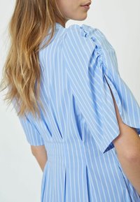 Co'couture MICACC STRIPE PLEAT DRESS - Robe chemise - pale blue