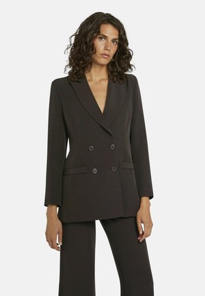 Dunkelbrauner, doppelt gestreifter Blazer mit Reverskragen, zwei Fronttaschen und Knöpfen. Taillierte Passform, glatte Textur, lange Ärmel.