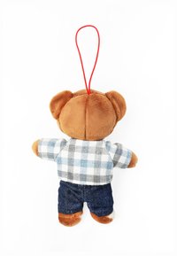 Ursuleț de pluș cu corp maro, îmbrăcat într-o cămașă în carouri gri și albastru și pantaloni scurți din denim albastru, prevăzut cu o buclă roșie pentru agățat.
