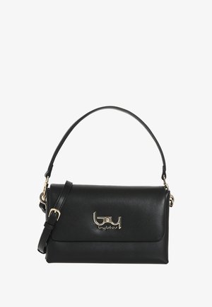 Bolso de mano de piel negra con diseño de solapa, herrajes de logo en dorado, un solo asa superior y correa de hombro ajustable. Textura suave.