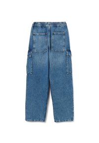 Blauwe denim cargo broek met elastische tailleband, twee achterzakken en klepzakken aan de zijkanten, weergegeven vanaf de achterkant.