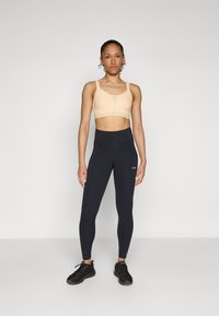 triaction by Triumph ENERGY LITE - Medium support sports bra - passion orange