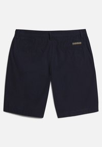 Pantaloni corti blu navy realizzati in tessuto leggero, dotati di due tasche posteriori, chiusura con bottone e un piccolo etichetta decorativa sul cinturino.