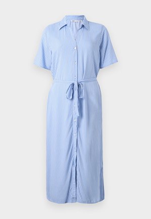 Vestido listrado azul claro com mangas curtas, fecho frontal com botões, colarinho e um cinto para atar na cintura. Feito de um tecido suave.