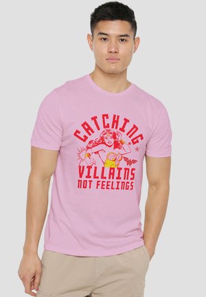 Cotton Soul, WONDER WOMAN CATCHING VILLAINS NOT FEELINGS VALENTINE - T-Shirt print - pink