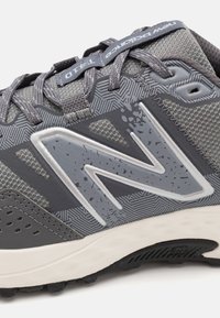 New Balance 410 V8 - Běžecké boty do terénu - shadow grey