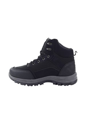Czarne wysokie buty trekkingowe z fakturowanej syntetycznej cholewki, sznurowanym zapięciem, metalowymi oczkami i solidną gumową podeszwą.