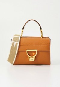 Τσάντα ώμου σε ταμπά δέρμα με δομημένο σχέδιο, χρυσά μεταλλικά στοιχεία, κορυφαία λαβή και αποσπώμενο υφασμάτινο λουράκι με ανοιχτό καφέ και λευκό μοτίβο.